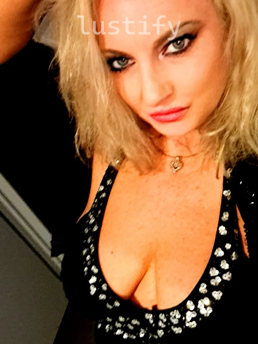 Photo 1 of Venus rose escort