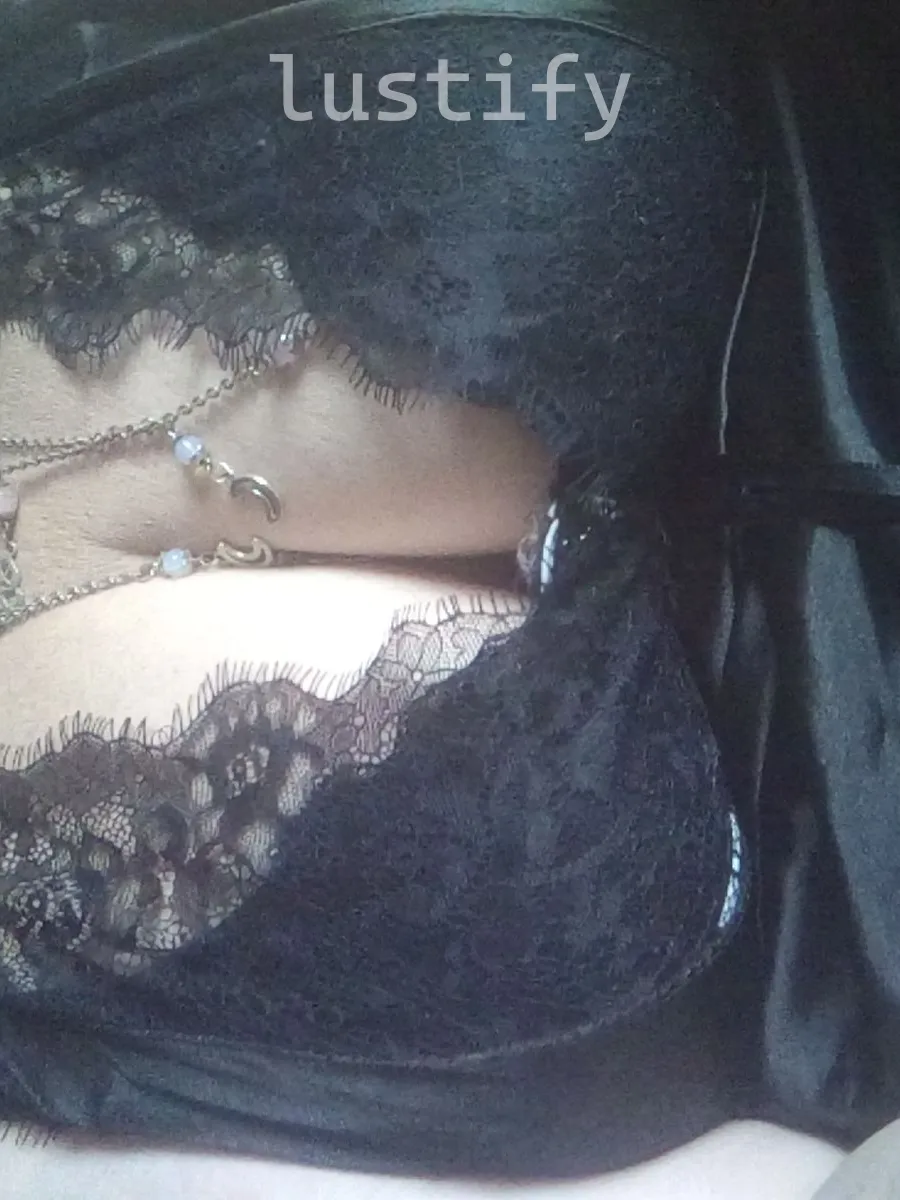 Photo 2 of Voluptuous vixen