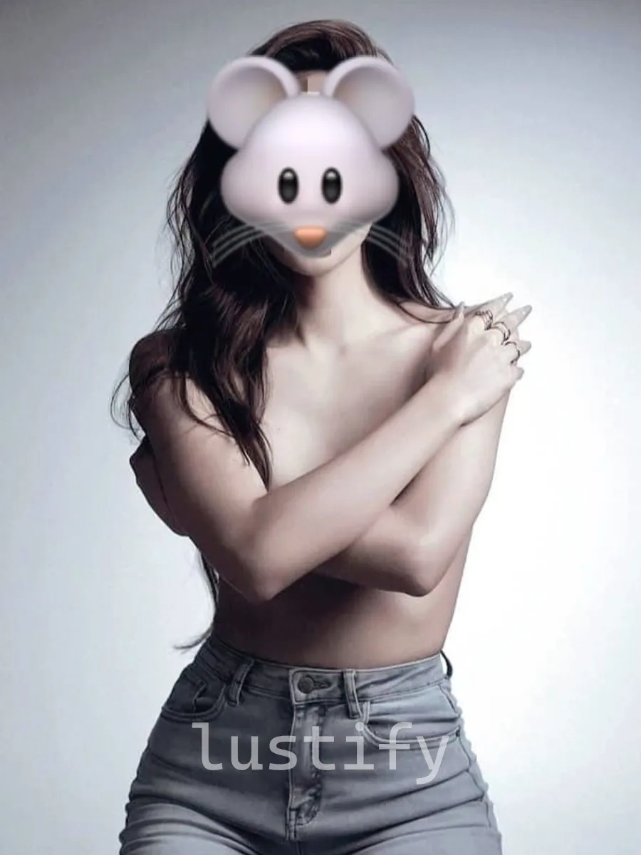 Photo 9 of Laura