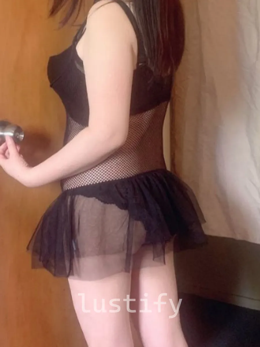Photo 2 of Linda