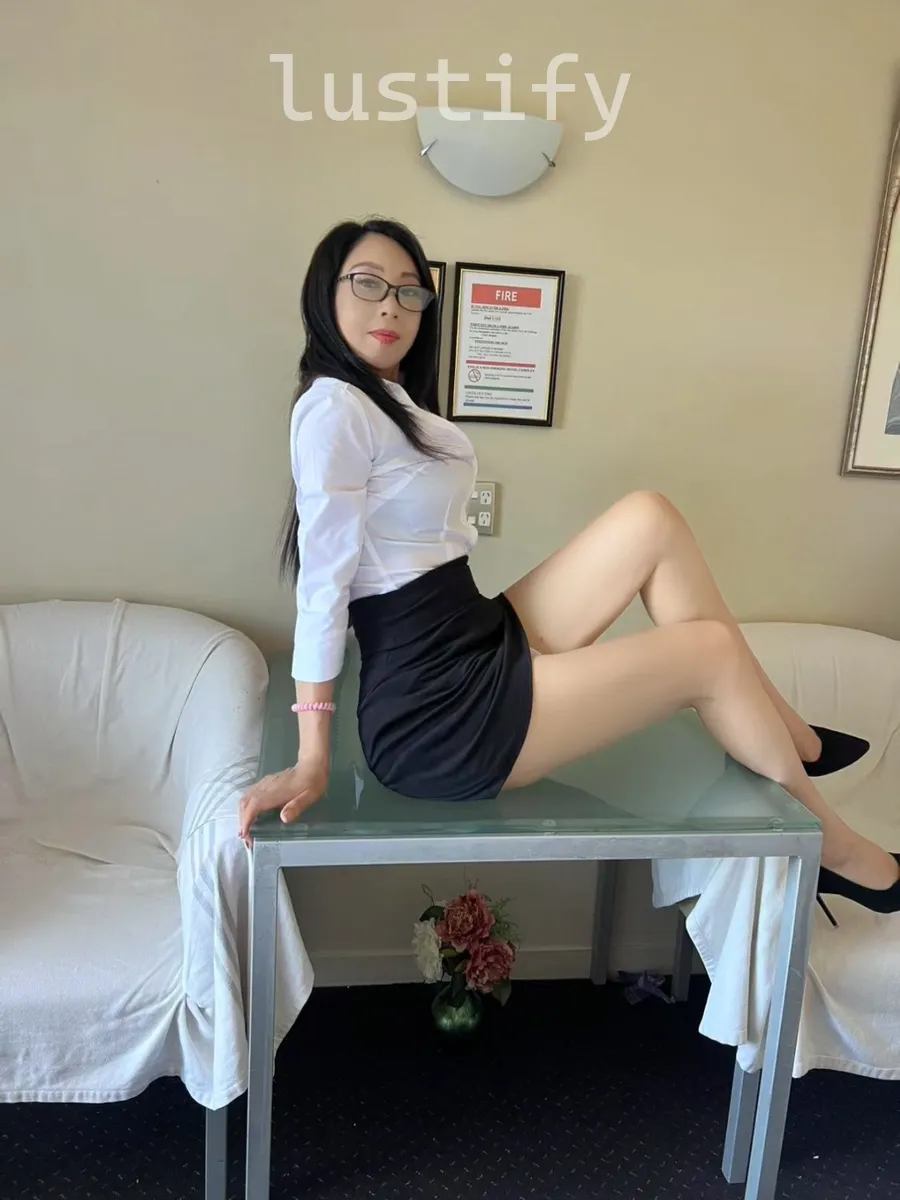 Photo 2 of Linda