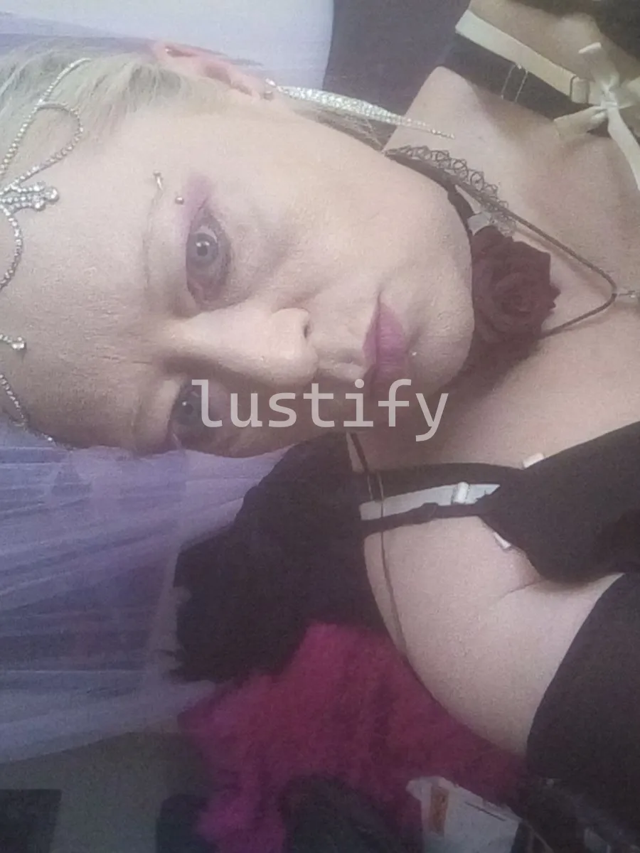 Photo 5 of Voluptuous vixen