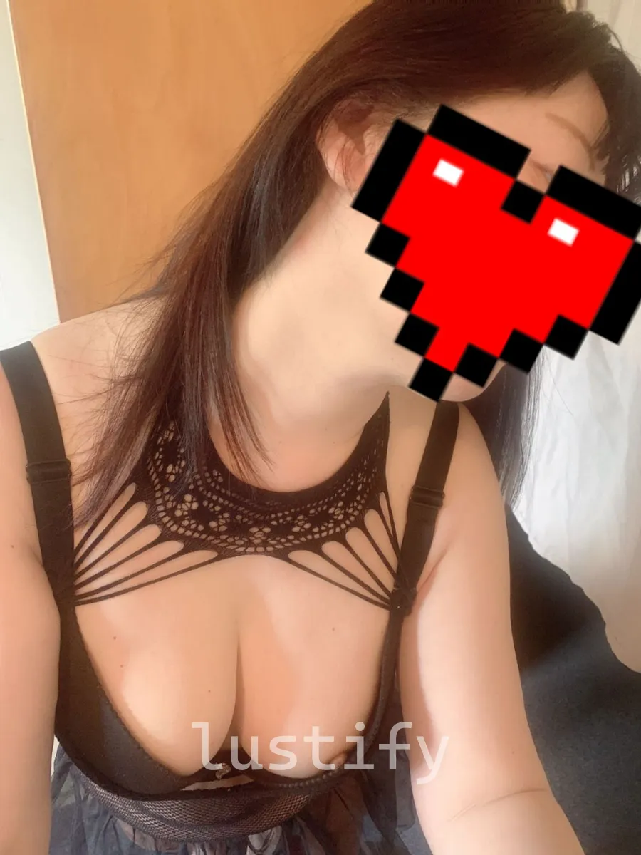 Photo 1 of Linda