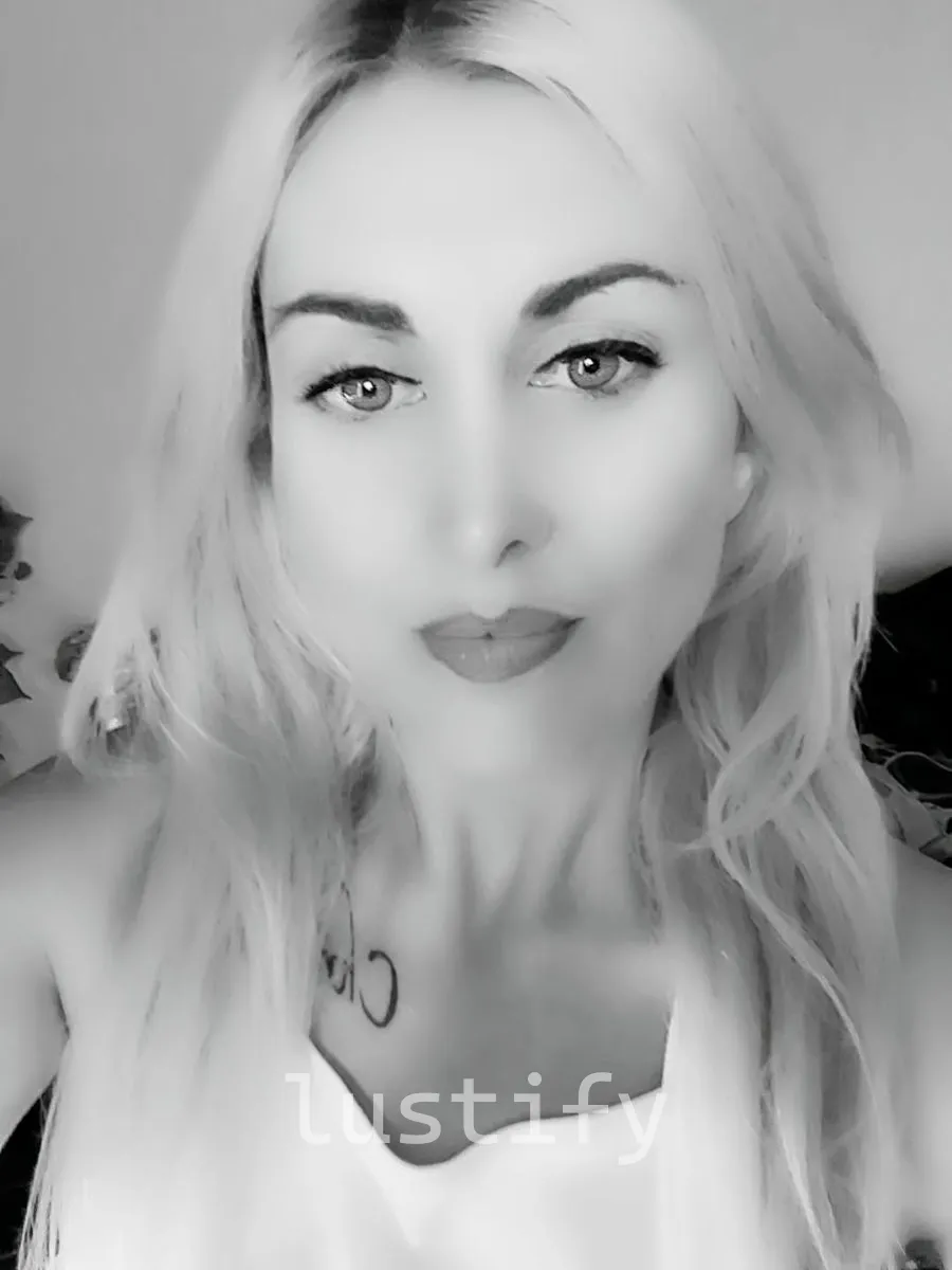 Photo 2 of Ella beautiful blonde babe