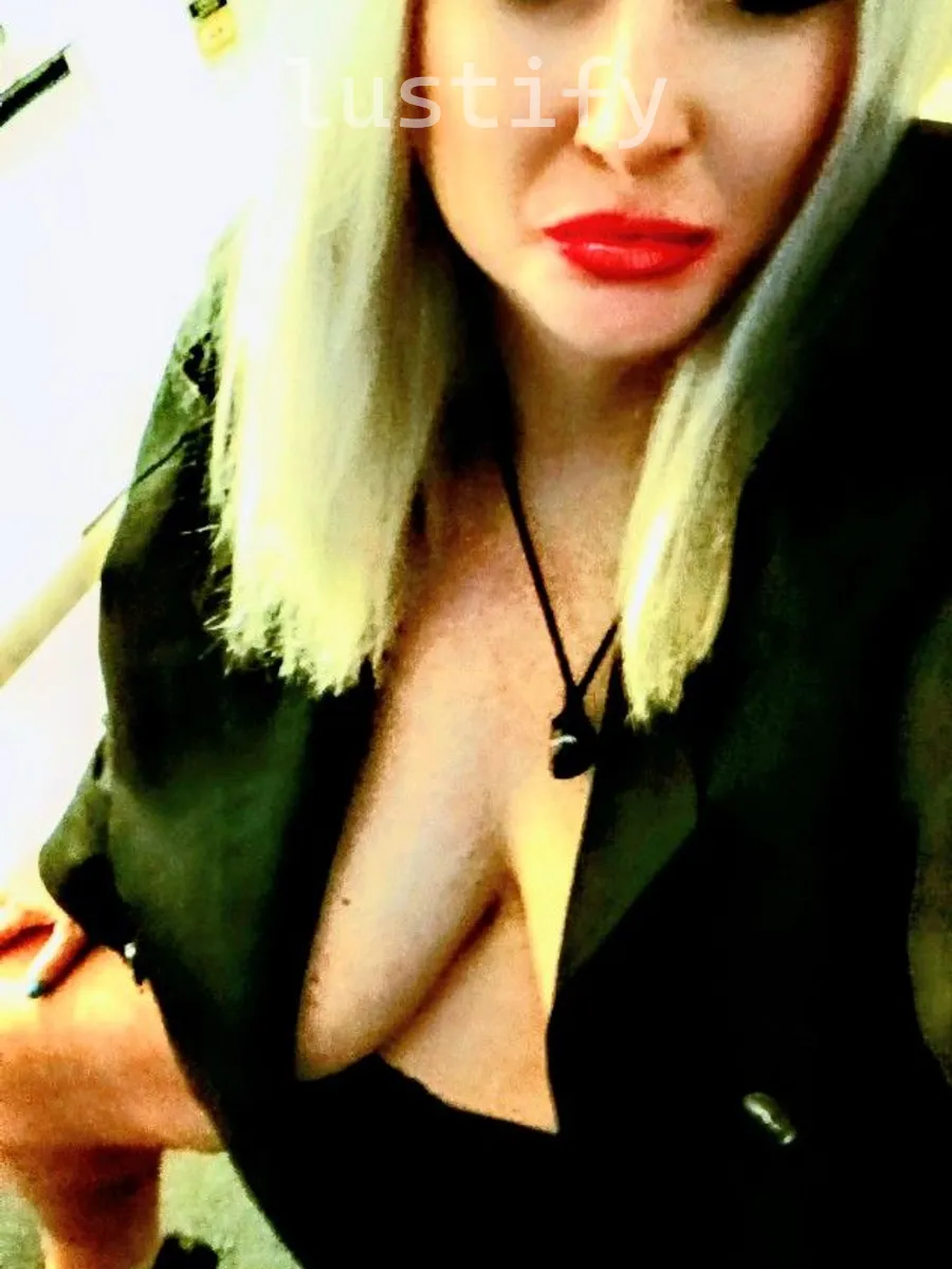 Photo 9 of Michelle 02041632126 sms me